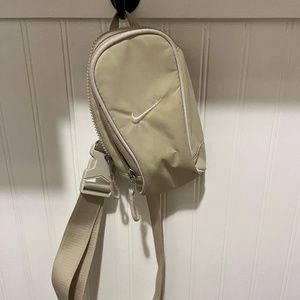 Nike Women's Sportswear Crossbody Bag